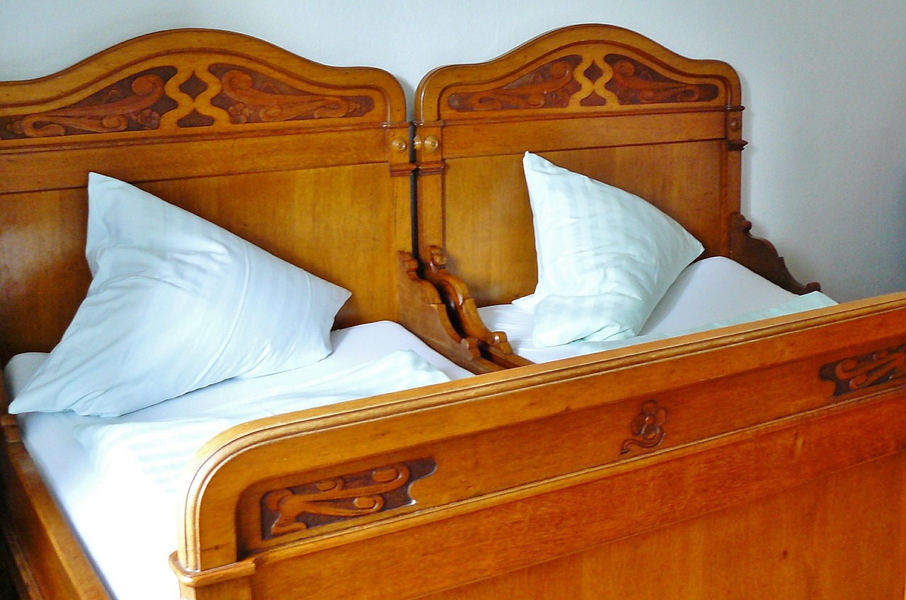 dřevěná postel 2
