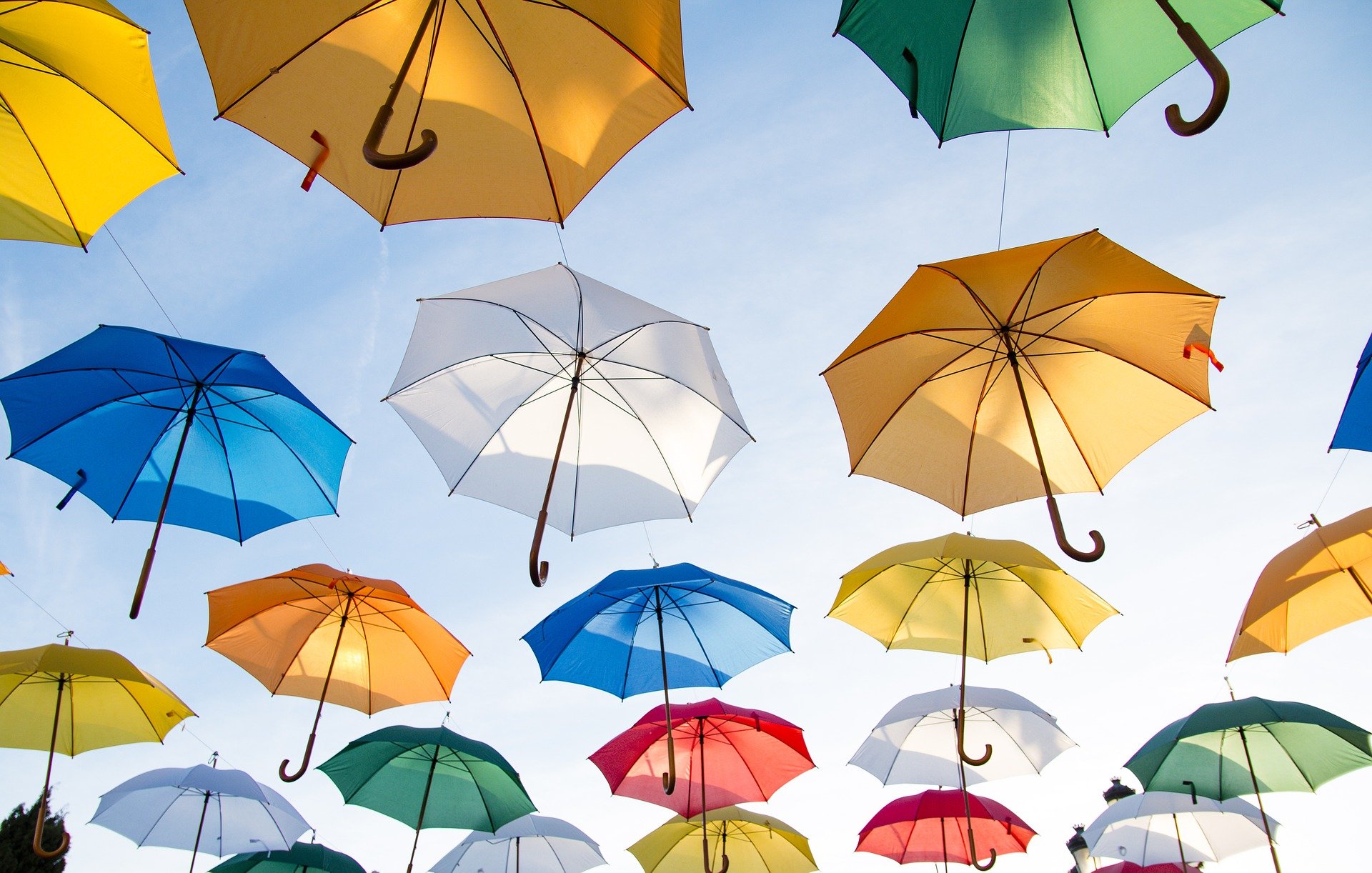 Barevné deštníky nebe
